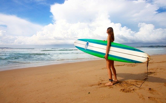 surfařka na pláži