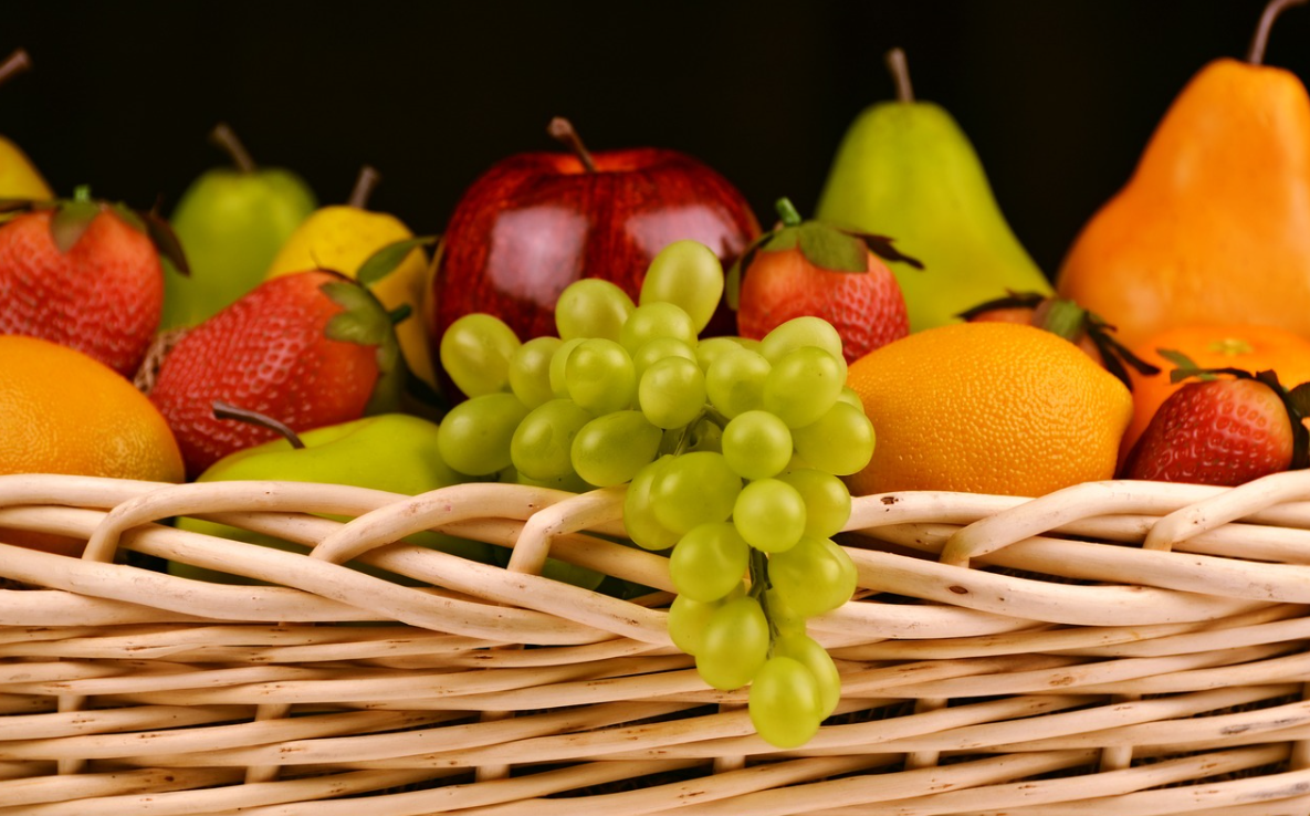 košík s ovocem