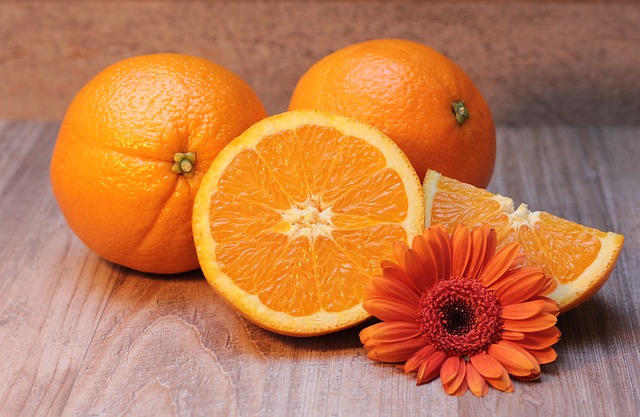 pomeranče na stole